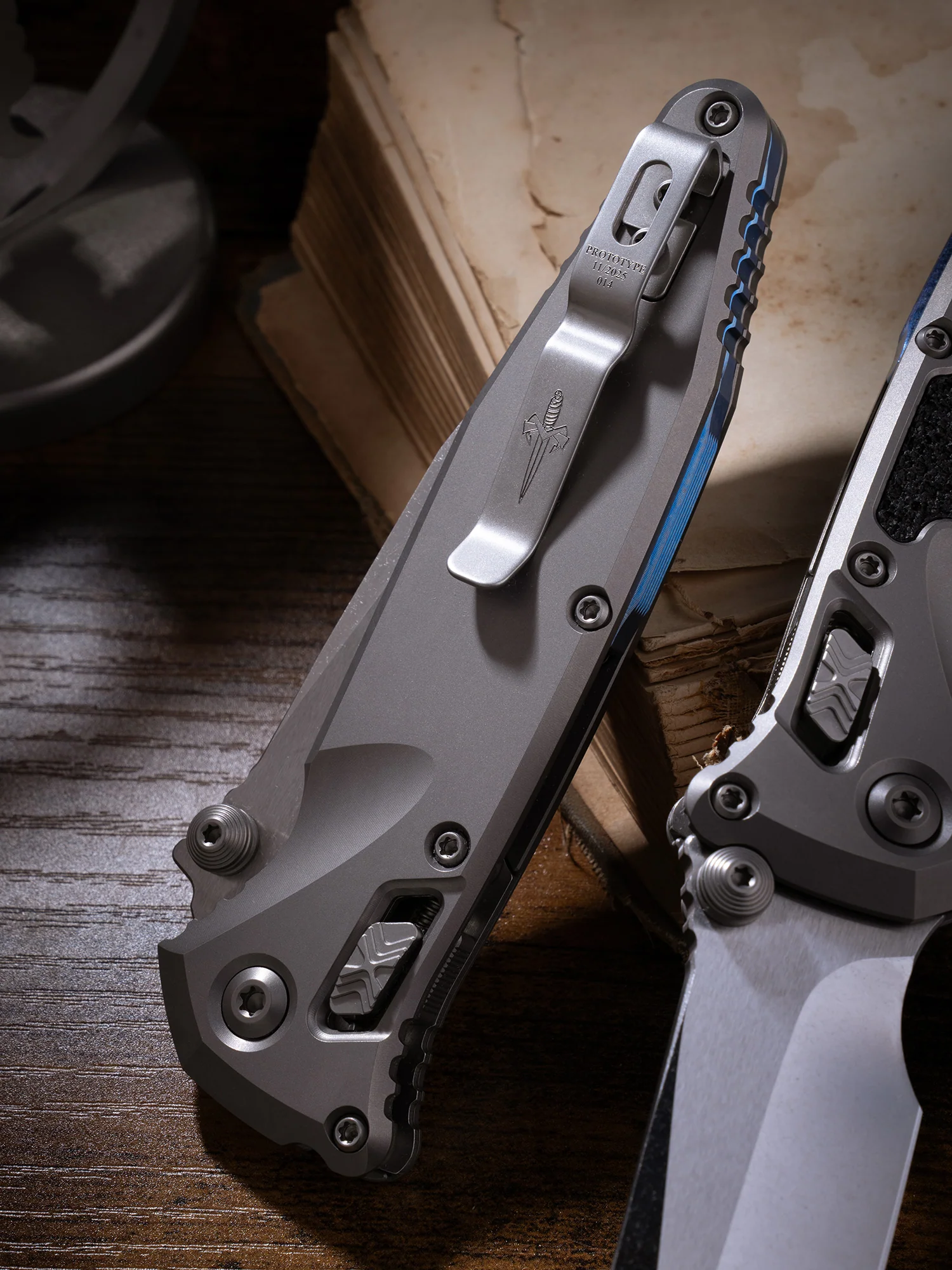 Socom® RAM-LOK™ – SPEAR POINT MARFIONE SELECT STONEWASH FINISH STONEWASH FINISH TITANIUM W/ TEXTURED INLAY & BLUE TITANIUM ACCENTS DOUBLE VAPOR BLAST STAINLESS (160RL-10SMS3) - Image 3